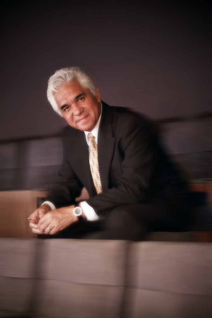 Portrait of Pastor Álvaro Matehuala, who leads Bethesda Global Network and pastors Bethesda Español