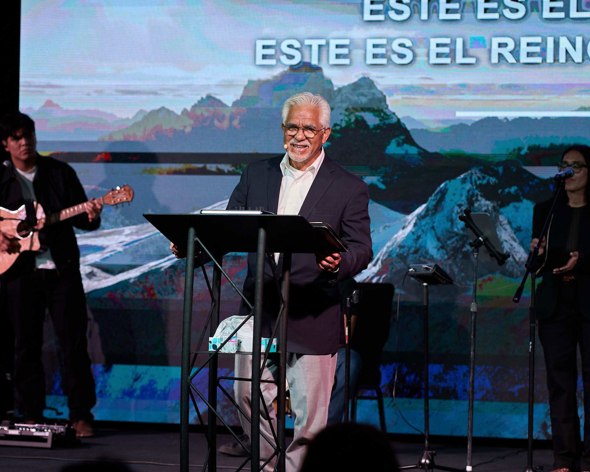 Pastor Álvaro Matehuala ministering at Bethesda Español, with the worship team on stage